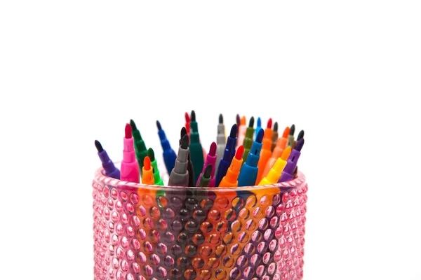 Grupp av färg filtspets pennor i glas, vit bakgrund — Stockfoto