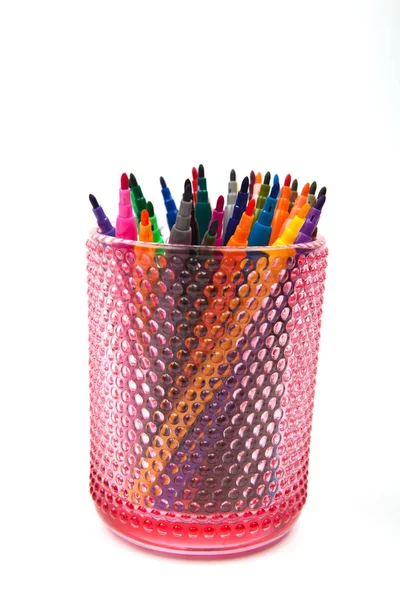 Grupp av färg filtspets pennor i glas, vit bakgrund — Stockfoto