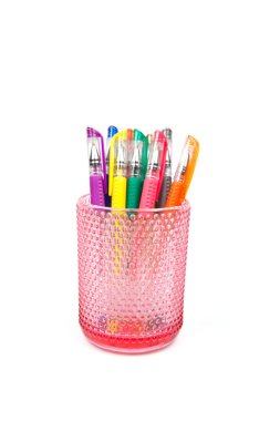 renkli kalemler üzerinde beyaz izole bir fincan