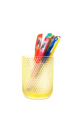 renkli kalemler üzerinde beyaz izole bir fincan