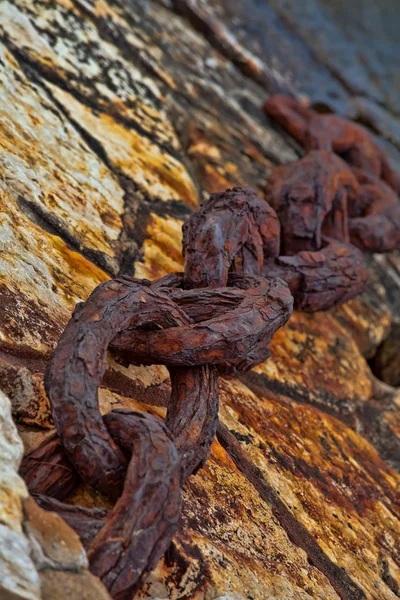 Bir gemide bir demirleme seçici odak, çapa zincirini