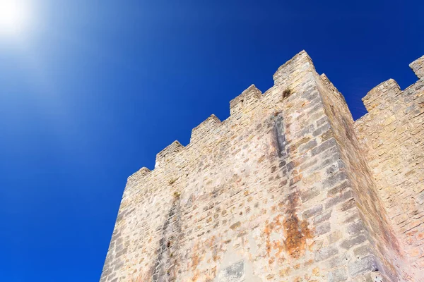 Stenen muur en blauwe hemel, achtergrond — Stockfoto