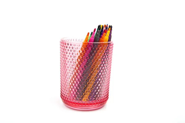 Grupo de canetas coloridas com ponta de feltro em um fundo branco de vidro — Fotografia de Stock
