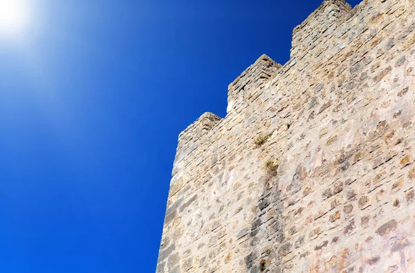 Mur de pierre et ciel bleu, fond — Photo