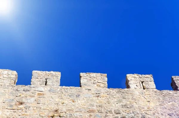 Taş duvar ve mavi gökyüzü, arka plan — Stok fotoğraf