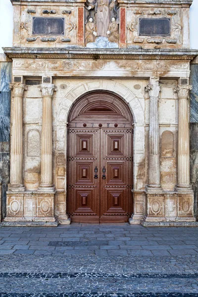 Прекрасний дерев'яний портал церкви — стокове фото