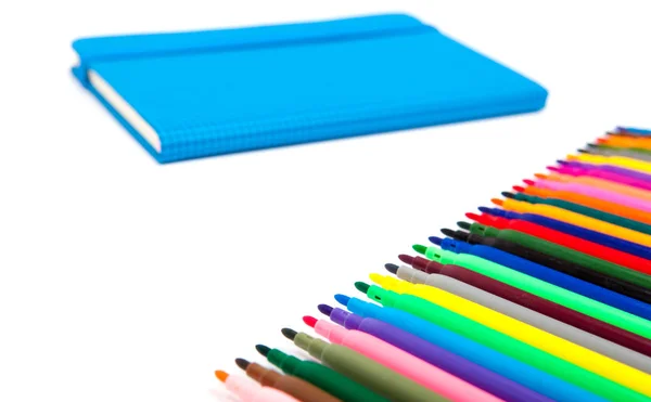 Notebook e marcatori multicolori su sfondo bianco — Foto Stock