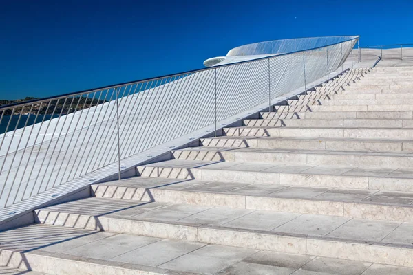 Vista del detalle de la arquitectura moderna. Fragmento refinado de contempo —  Fotos de Stock