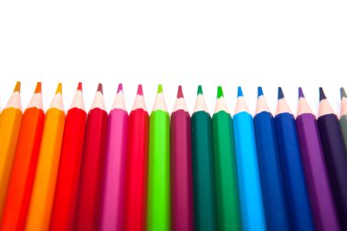 Beyaz arka plan üzerinde izole renkli kalemler. Yakın çekim.