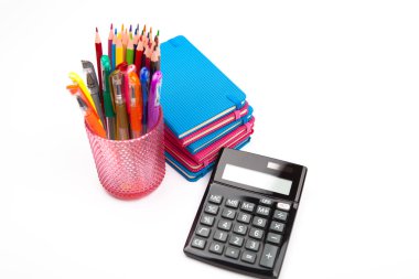 Beyaz arka plan üzerinde izole Kupası'nda çeşitli renk kalemler 