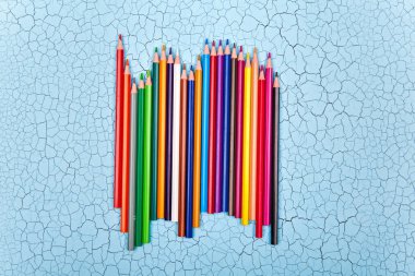 Ahşap arka plan üzerinde renkli kalem satır