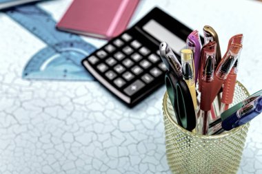 okul malzemeleri, kırtasiye Aksesuar ahşap arka plan üzerinde