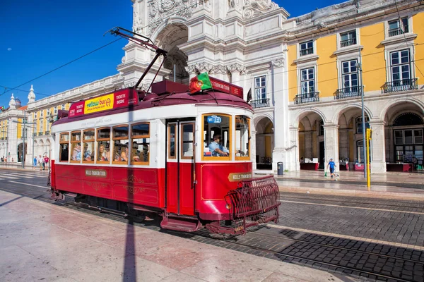 LISBOA, PORTUGAL - SEPTIEMBRE 10. 2017. Tranvía en una plaza Praca d — Foto de Stock