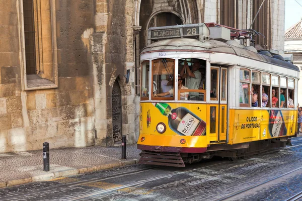 Lisbon, Portekiz - 14 Eylül. 2017. CIT Vintage tramvay
