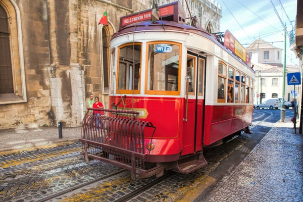 Lisbon, Portekiz - 14 Eylül. 2017. CIT Vintage tramvay