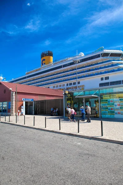 LISBON, PORTUGAL - SEPTEMBER 14 . 2017 . Large luxury cruise shi — Stock Photo, Image