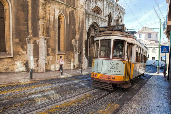 LISBOA, PORTUGAL 14 DE SEPTIEMBRE. 2017. Tranvía Vintage en la ciudad — Foto de Stock