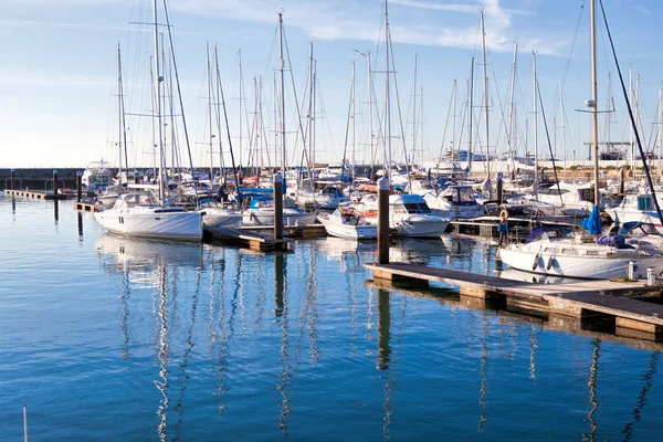 Cascais, Portugal - 24 September. 2017. Båtar, segelbåtar och — Stockfoto