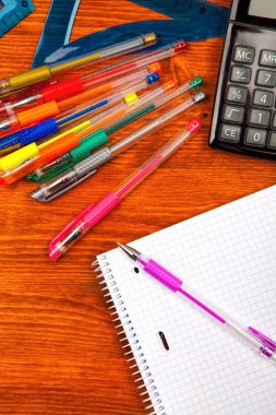 Okul malzemeleri ahşap masa, üstten görünüm üzerinde çerçeve