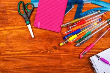 Okul malzemeleri ahşap masa, üstten görünüm üzerinde çerçeve