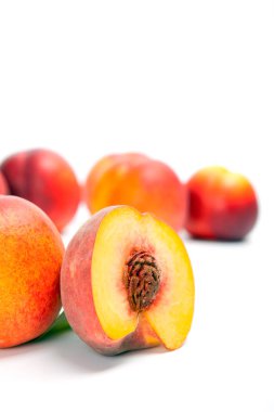 Olgun şeftali (nektarin) beyaz arka plan üzerinde izole