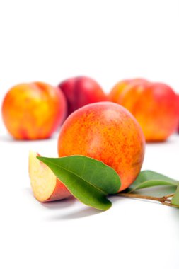 Beyaz adam izole yeşil yaprakları ile taze şeftali meyve