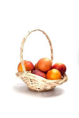 sepet beyaz zemin üzerine izole taze şeftali dolu