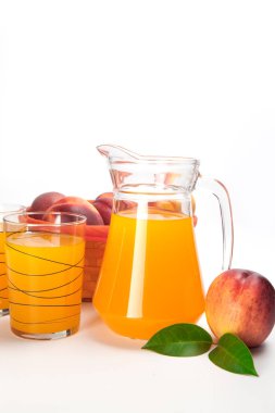 suyu ve beyaz arka plan üzerinde taze şeftali