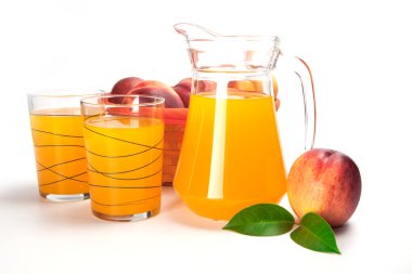 suyu ve beyaz arka plan üzerinde taze şeftali