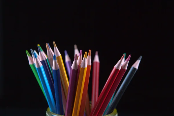 Färger penna i glas med rygg bakgrund — Stockfoto