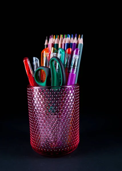 Färger penna i glas med rygg bakgrund — Stockfoto