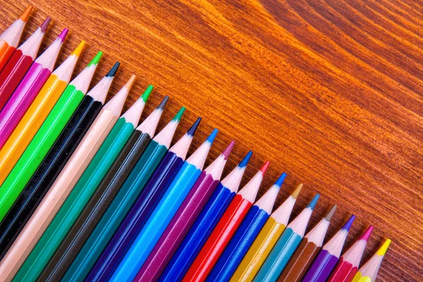 Lápices de color sobre fondo de mesa de madera. De cerca. — Foto de Stock