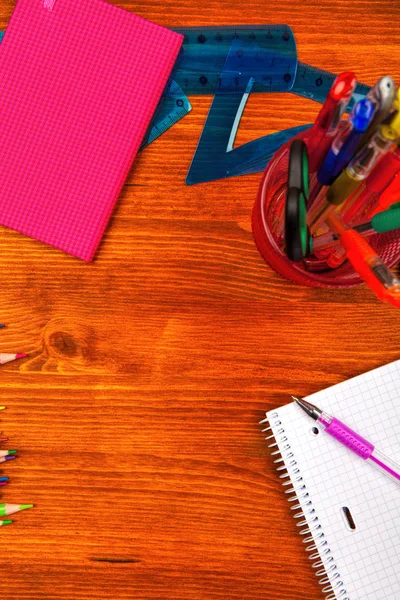 Okul malzemeleri ahşap masa, üstten görünüm üzerinde çerçeve