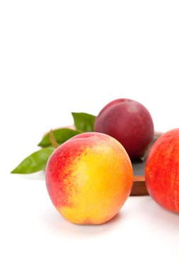 Beyaz izole ahşap kesme tahtası üzerinde taze yıkanmış şeftali 