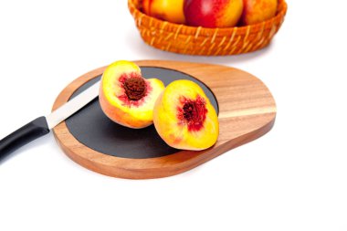 Bıçak ile ahşap kesme tahtası üzerinde taze yıkanmış şeftali