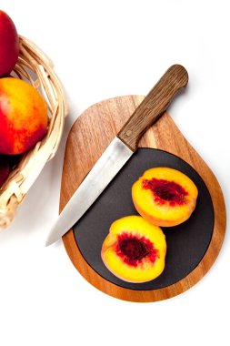 Bıçak ile ahşap kesme tahtası üzerinde taze yıkanmış şeftali