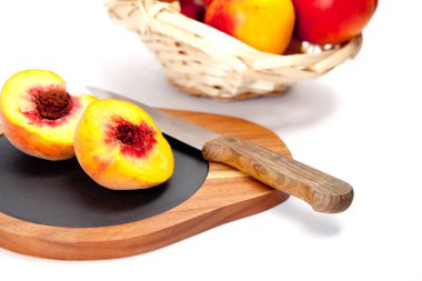 Bıçak ile ahşap kesme tahtası üzerinde taze yıkanmış şeftali