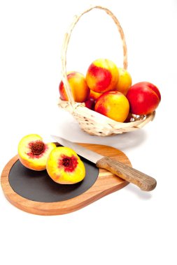 Bıçak ile ahşap kesme tahtası üzerinde taze yıkanmış şeftali