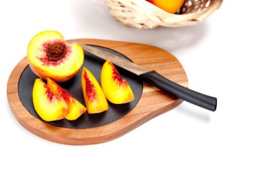 Bıçak ile ahşap kesme tahtası üzerinde taze yıkanmış şeftali