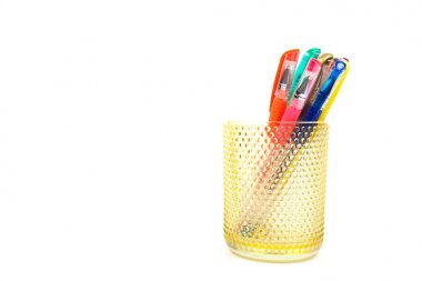 renkli kalemler üzerinde beyaz izole bir fincan