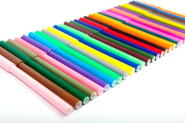 많은 여러 색상 흰색 배경에 고립 된 마커 펜 — 스톡 사진
