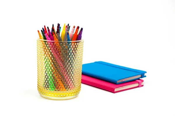 Cuaderno y marcadores multicolores sobre fondo blanco —  Fotos de Stock