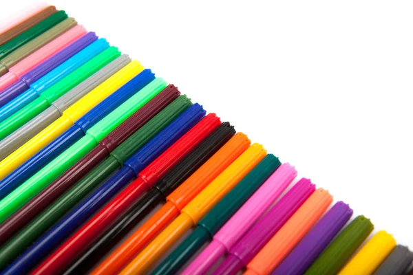 çok çeşitli renkler beyaz zemin üzerine izole marker kalem