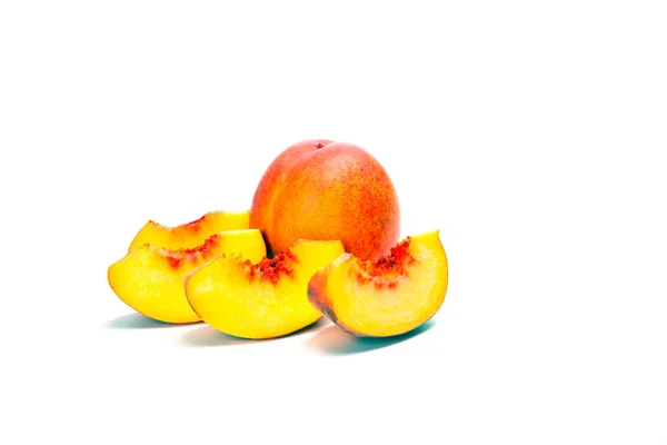 Свежие целые персики с вырезанными, изолированные на белом фоне — стоковое фото