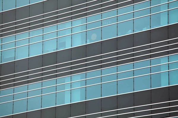 Silhuetas de vidro modernas no edifício moderno — Fotografia de Stock