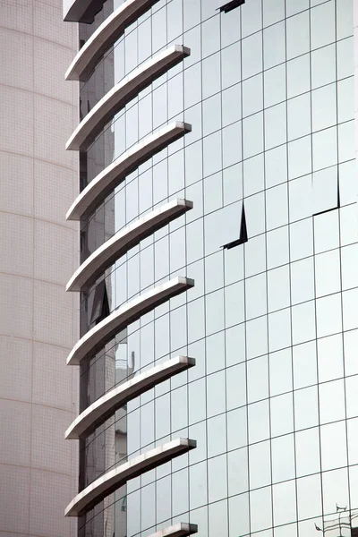 Moderní skleněné siluety na moderní budově — Stock fotografie