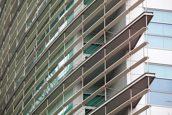 Modern byggnad. Modern kontorsbyggnad med fasad av glas. — Stockfoto