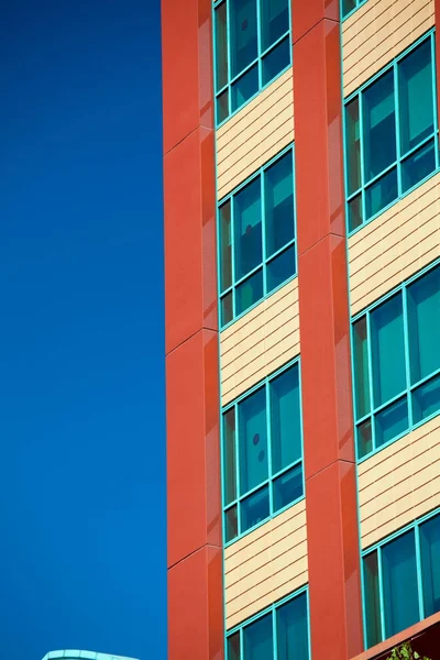 Edifícios de negócios modernos com fundo céu — Fotografia de Stock