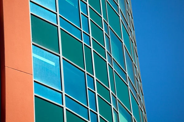 Moderni edifici commerciali con sfondo cielo — Foto Stock