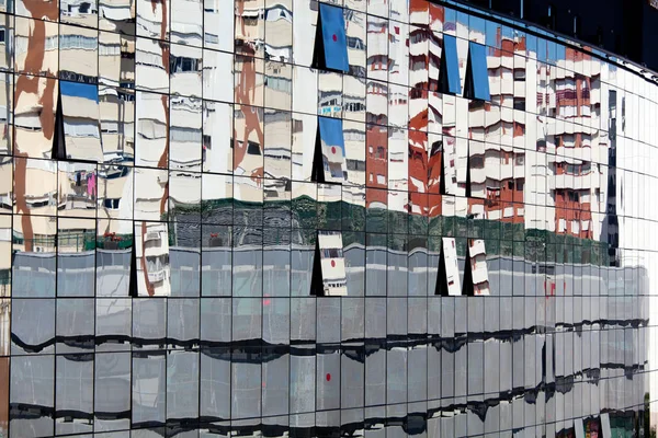 Reflexão na janela do edifício de design moderno — Fotografia de Stock